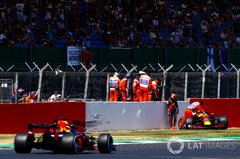 Max Verstappen, Red Bull Racing RB14, after his crash, as Daniel Ricciardo, Red Bull Racing RB14, passed