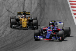 Nico Hulkenberg, Renault Sport F1 Team RS17, Carlos Sainz Jr., Scuderia Toro Rosso STR12