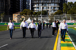 Delegados de la FIA caminan por la pista, incluyendo, steward Derek Warwick, Charlie Whiting, Direct