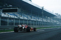 La Ferrari 312B percorre il rettifilo Tribune del Circuito di Monza per le riprese del documentario di cui è protagonista. Alla guida Paolo Barilla.
