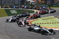 Lewis Hamilton, Mercedes AMG F1 W08, Esteban Ocon, Sahara Force India F1 VJM10, Lance Stroll, Williams FW40, Kimi Raikkonen, Ferrari SF70H, the rest of the field at the start