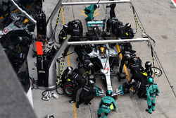 Lewis Hamilton, Mercedes-Benz F1 W08 pit stop