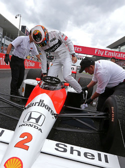 Stoffel Vandoorne bestuurt de McLaren MP4/5 van Alain Prost uit 1989