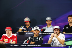 Під час прес-конференції FIA (Задній ряд (зліва направо)): Карлос Сайнс-молодший, Scuderia Toro Ross