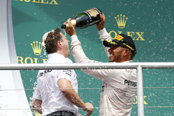 Podium: winnaar Lewis Hamilton, Mercedes AMG F1 viert feest met champagne