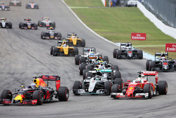 Даніель Ріккардо, Red Bull Racing RB12, Ніко Росберг, Mercedes AMG F1 W07 Hybrid та Себастьян Феттел