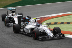 Valtteri Bottas, Williams FW38 Mercedes, voor Lewis Hamilton, Mercedes F1 W07 Hybrid