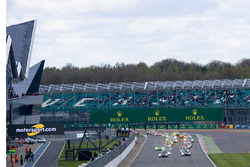 Start: #7 Audi Sport Team Joest Audi R18: Marcel Fässler, Andre Lotterer, Benoit Tréluyer führt