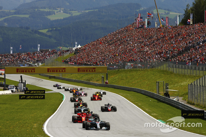 Lewis Hamilton, Mercedes AMG F1 W09, leads Kimi Raikkonen, Ferrari SF71H, Max Verstappen, Red Bull Racing RB14, Valtteri Bottas, Mercedes AMG F1 W09, Romain Grosjean, Haas F1 Team VF-18, Daniel Ricciardo, Red Bull Racing RB14, Kevin Magnussen, Haas F1 Team VF-18 and Sebastian Vettel, Ferrari SF71H at the start