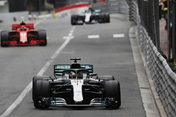 Lewis Hamilton, Mercedes AMG F1 W09, precede Kimi Raikkonen, Ferrari SF71H e Valtteri Bottas, Mercedes AMG F1 W09