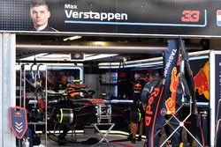 La monoposto di Max Verstappen, Red Bull Racing RB14 nel garage durante le Qualifiche