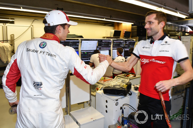 Charles Leclerc, Sauber, festeggia con il team