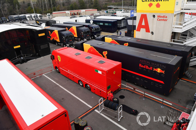 Трейлеры Ferrari и Red Bull Racing в паддоке
