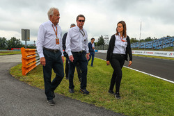 Charlie Whiting, delegado de la FIA camina la pista