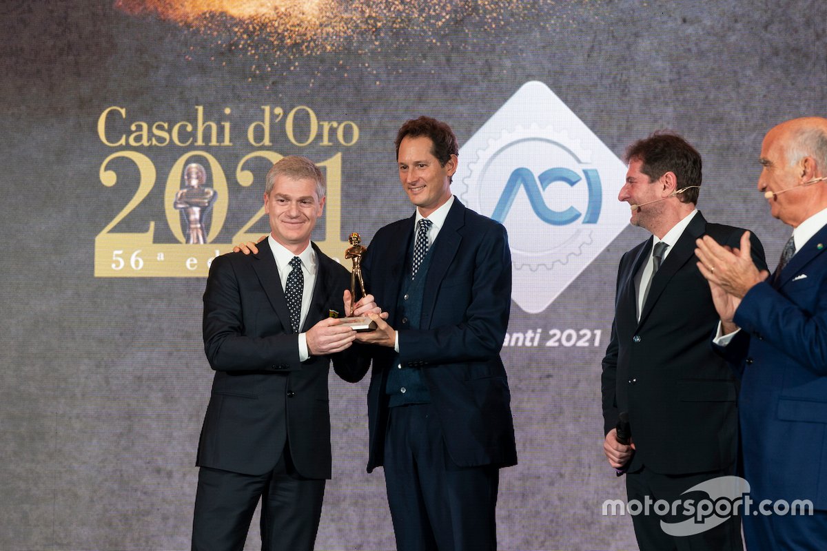 John Elkann consegna il Casco d'Oro di Autosprint ad Antonello Coletta