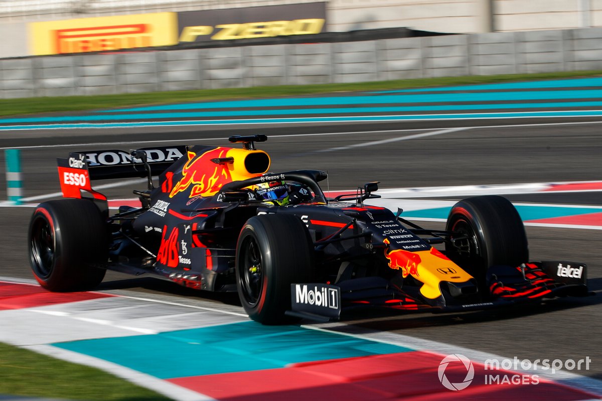 Sergio Perez, Red Bull Racing RB15 Mule, saat menguji ban 18 inci Pirelli di Abu Dhabi