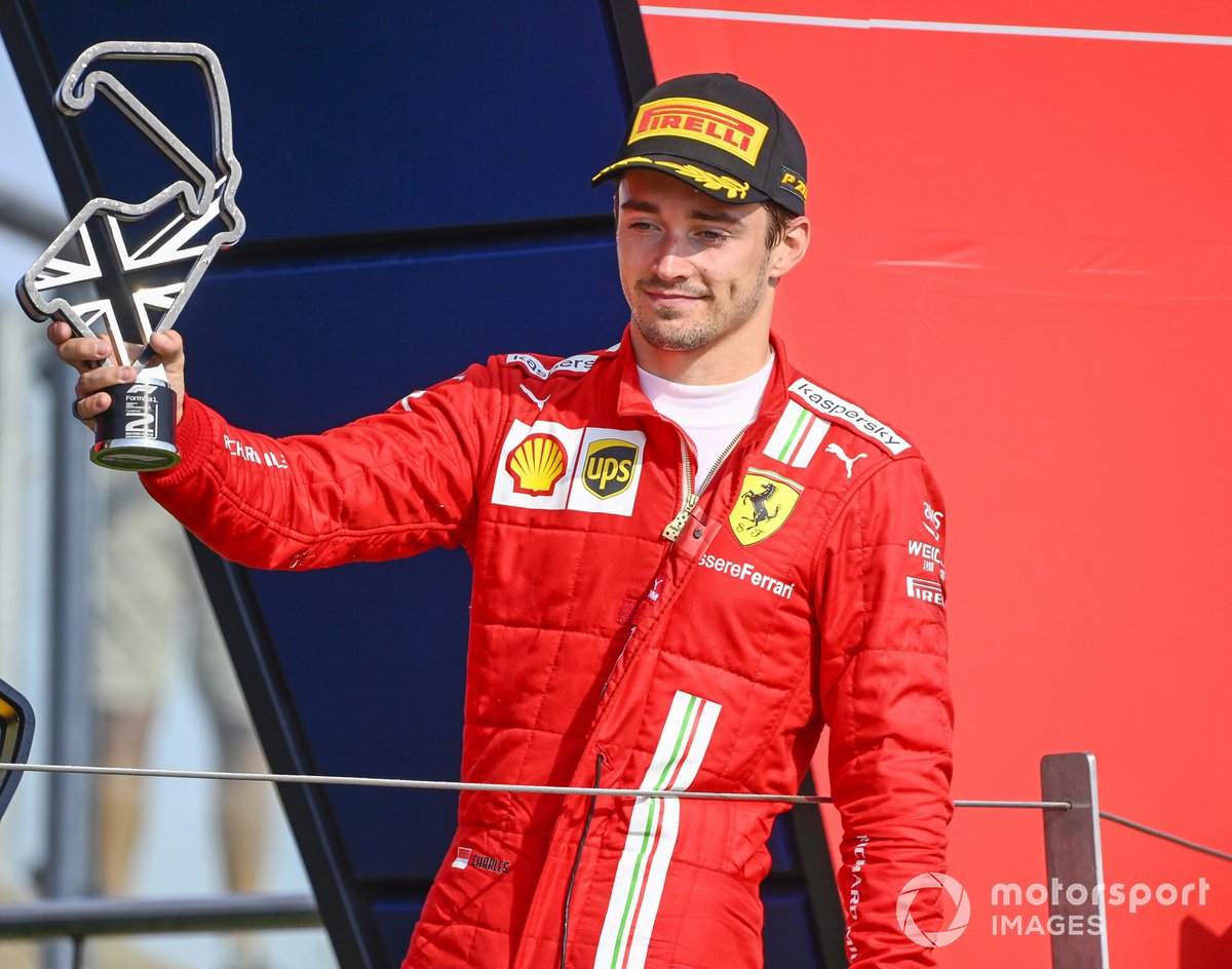 Charles Leclerc, Ferrari, memegang trofi usai finis kedua di F1 GP Inggris 2021.