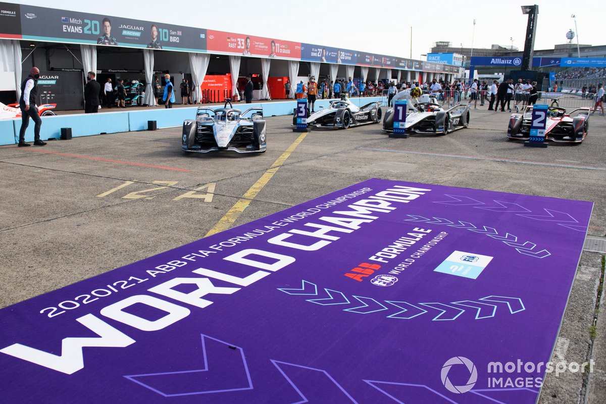 Champion Nyck de Vries, Mercedes-Benz EQ, EQ Silver Arrow 02, Stoffel Vandoorne, Mercedes-Benz EQ, EQ Silver Arrow 02, 3rd position, Norman Nato, Venturi Racing, Silver Arrow 02, 1st position, Oliver Rowland, Nissan e.Dams, Nissan IMO3, 2nd position, arrive in Parc Ferme