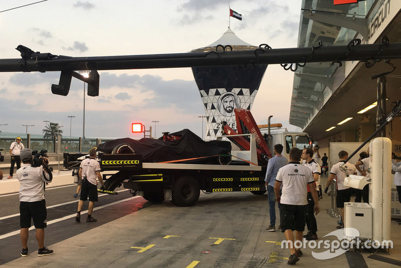 Mobil Kimi Raikkonen, Sauber C37, diangkut ke pit