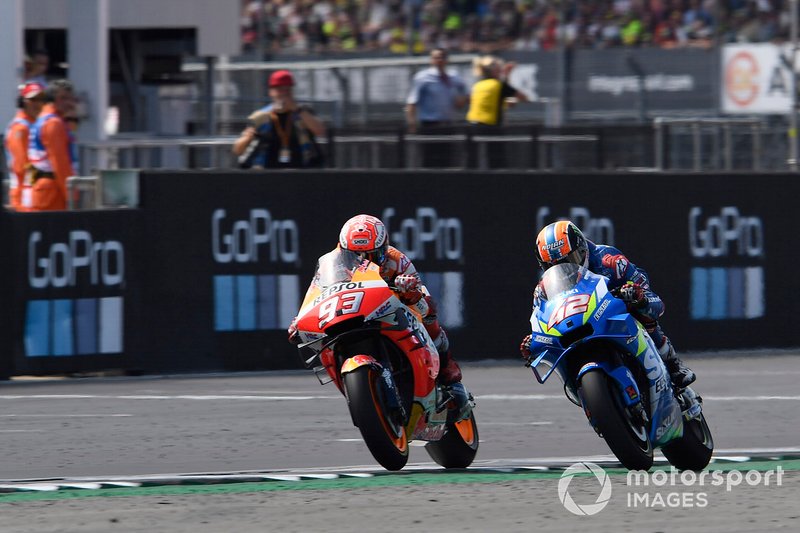 En la penúltima vuelta Rins intentó por fuera en la recta y cruzó una milésima antes que Márquez.