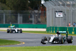 Lewis Hamilton, Mercedes AMG F1 Team W07 vor seinem Teamkollegen Nico Rosberg, Mercedes AMG F1 Team