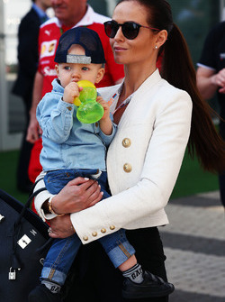 Minttu Virtanen, Frau von Kimi Räikkönen, Ferrari, mit Sohn Robin