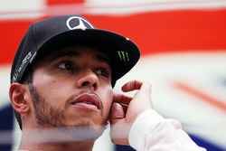 Il vincitore della gara Lewis Hamilton, Mercedes AMG F1 sul podio