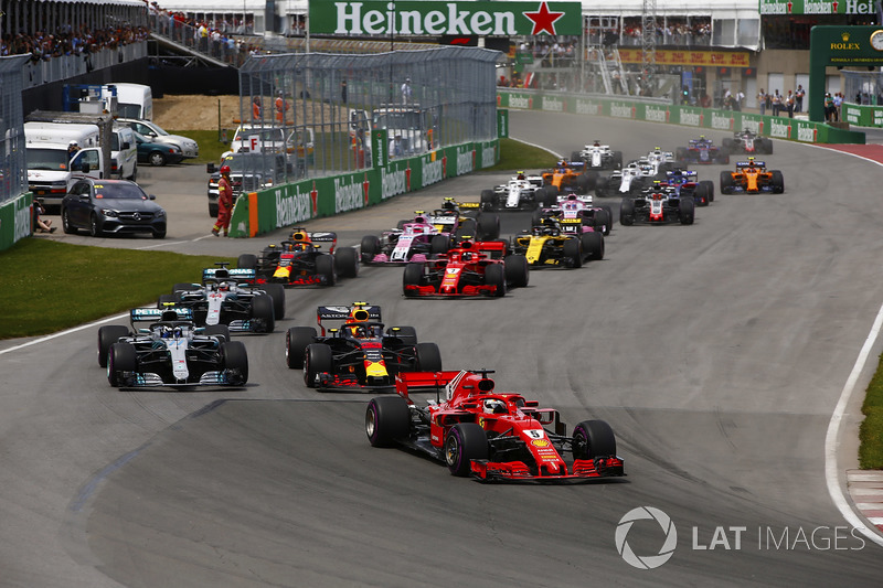 Sebastian Vettel, Ferrari SF71H precede Valtteri Bottas, Mercedes AMG F1 W09, Max Verstappen, Red Bull Racing RB14