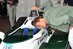 Nico Rosberg, babası Keke Rosberg'in kullandığı Williams FW08 aracını inceliyor
