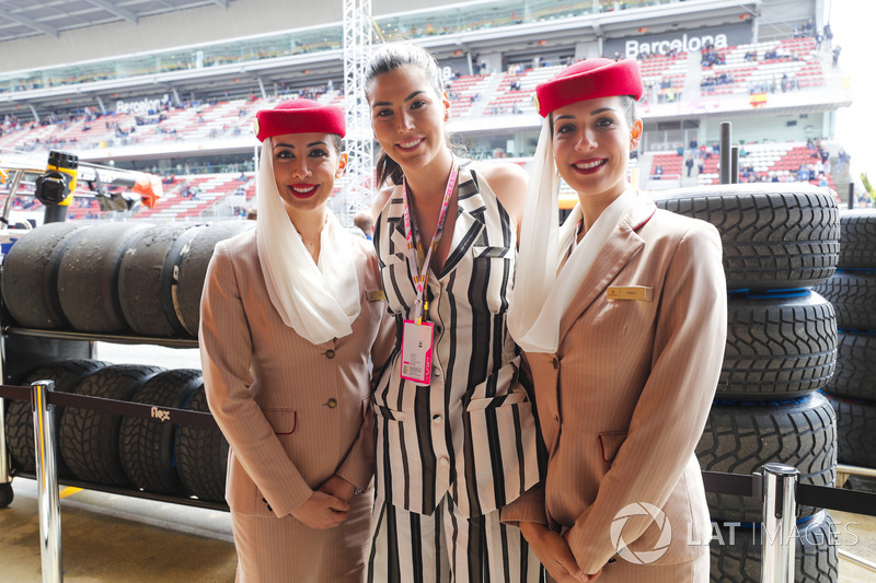 Бортпроводницы Emirates и Мисс Вселенная