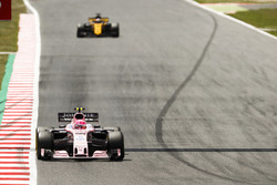 Esteban Ocon, Sahara Force India F1 VJM10; Nico Hülkenberg, Renault Sport F1 Team RS17