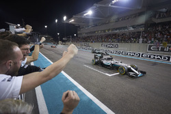Переможець гонки Льюїс Хемілтон, Mercedes AMG F1 W07 Hybrid перетинає фінішну лінію в кінці гонки ра