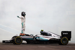 Ніко Росберг, Mercedes AMG F1 W07 Hybrid святкує друге місце та титул Чемпіона світу після закінченн