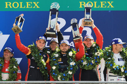 Podio GTE AM: al primo posto Robert Smith, Will Stevens, Dries Vanthoor, JMW Motorsport