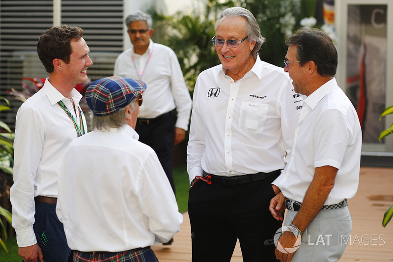 Sir Jackie Stewart, campeón 3 veces F1, Mansour Ojjeh, McLaren, en el paddock