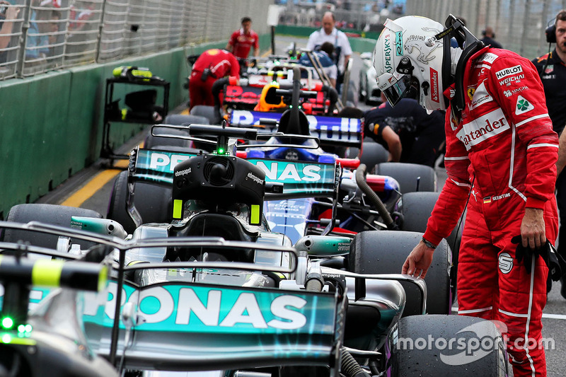 Себастьян Феттель, Ferrari, заглядає до Mercedes AMG F1 W08 у закритому парку