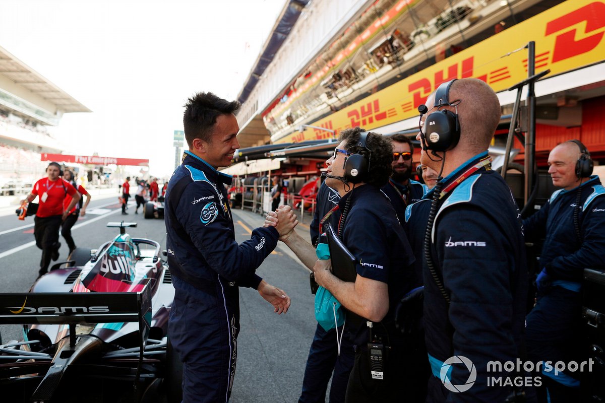 Decorzent congratulates Albon after taking pole in Spain in 2018