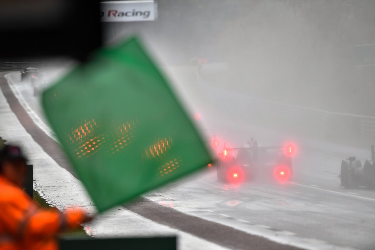 Marshal zwaait de groene vlag