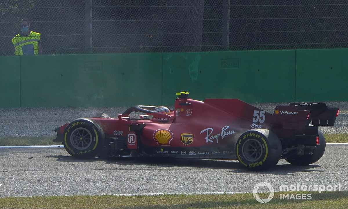 Carlos Sainz Jr, Ferrari, mengalami kecelakaan di chicane Ascari Sirkuit Monza pada FP2 F1 GP Italia, Sabtu (11/9/2021).