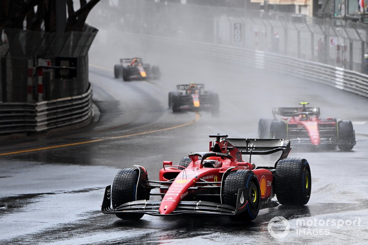 Charles Leclerc, Ferrari F1-75, Carlos Sainz, Ferrari F1-75, Sergio Perez, Red Bull Racing RB18