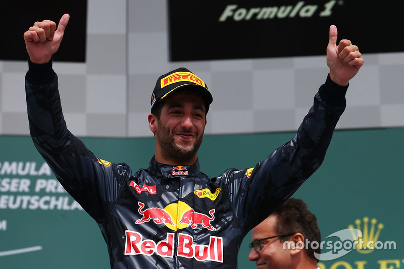 Podio: il secondo classificato Daniel Ricciardo, Red Bull Racing