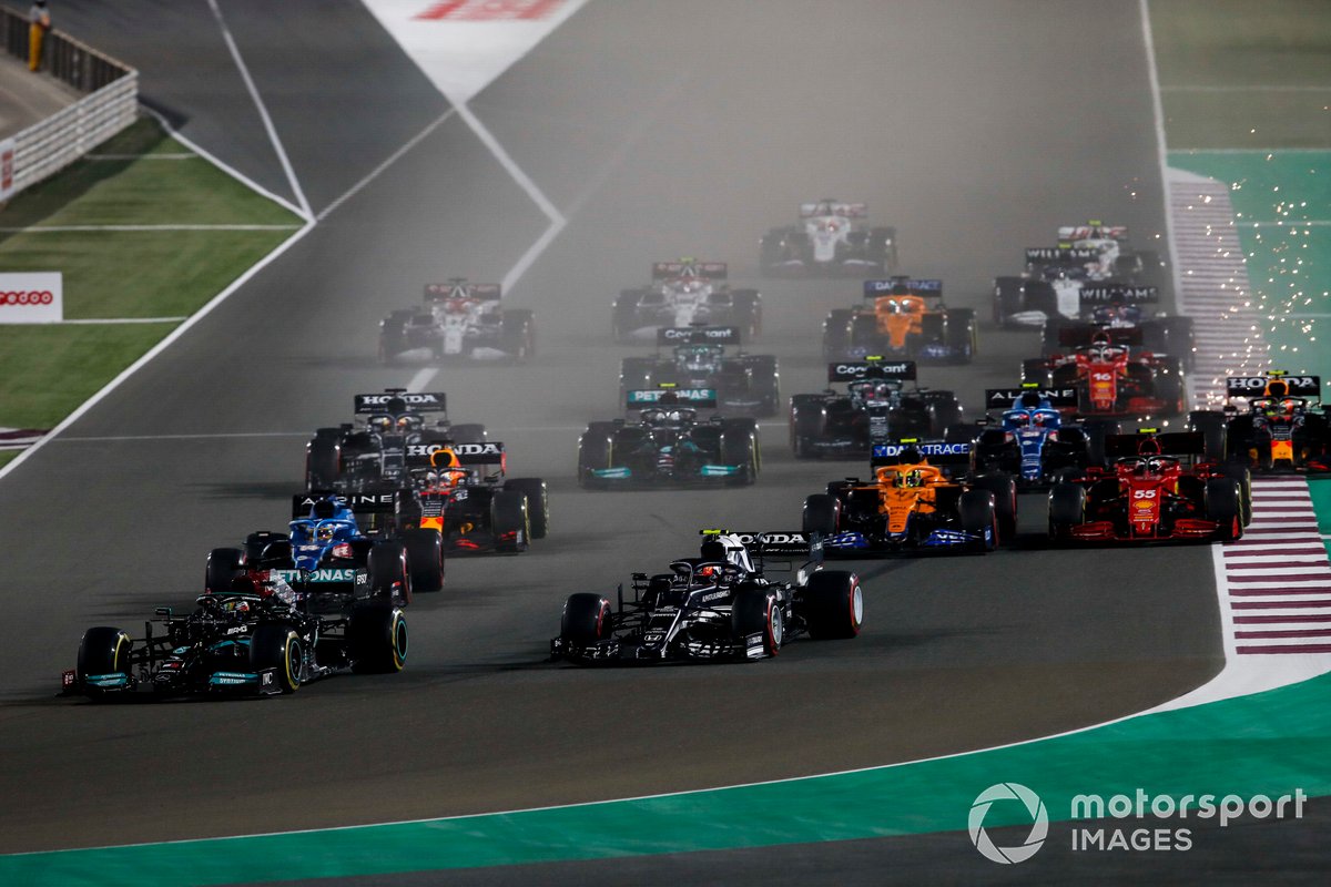 Lewis Hamilton, Mercedes W12, Pierre Gasly, AlphaTauri AT02, Fernando Alonso, Alpine A521, Lando Norris, McLaren MCL35M, Carlos Sainz Jr., Ferrari SF21, and the rest of the field at the start