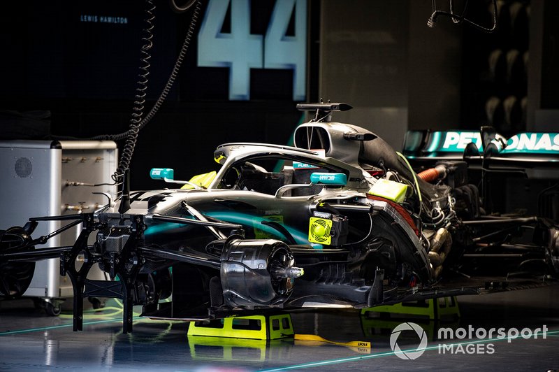 El Mercedes AMG F1 W10 de Lewis Hamilton en el garaje.