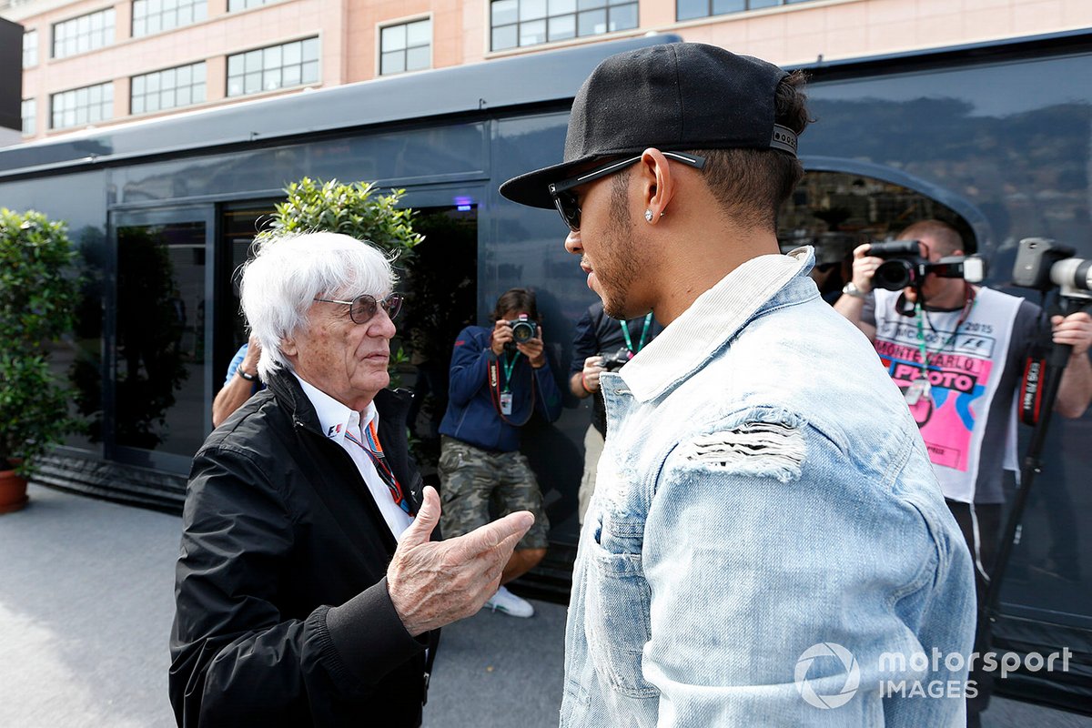 Mantan CEO F1, Bernie Ecclestone (kiri), bersama pembalap Mercedes, Lewis Hamilton, dalam sebuah kesempatan.