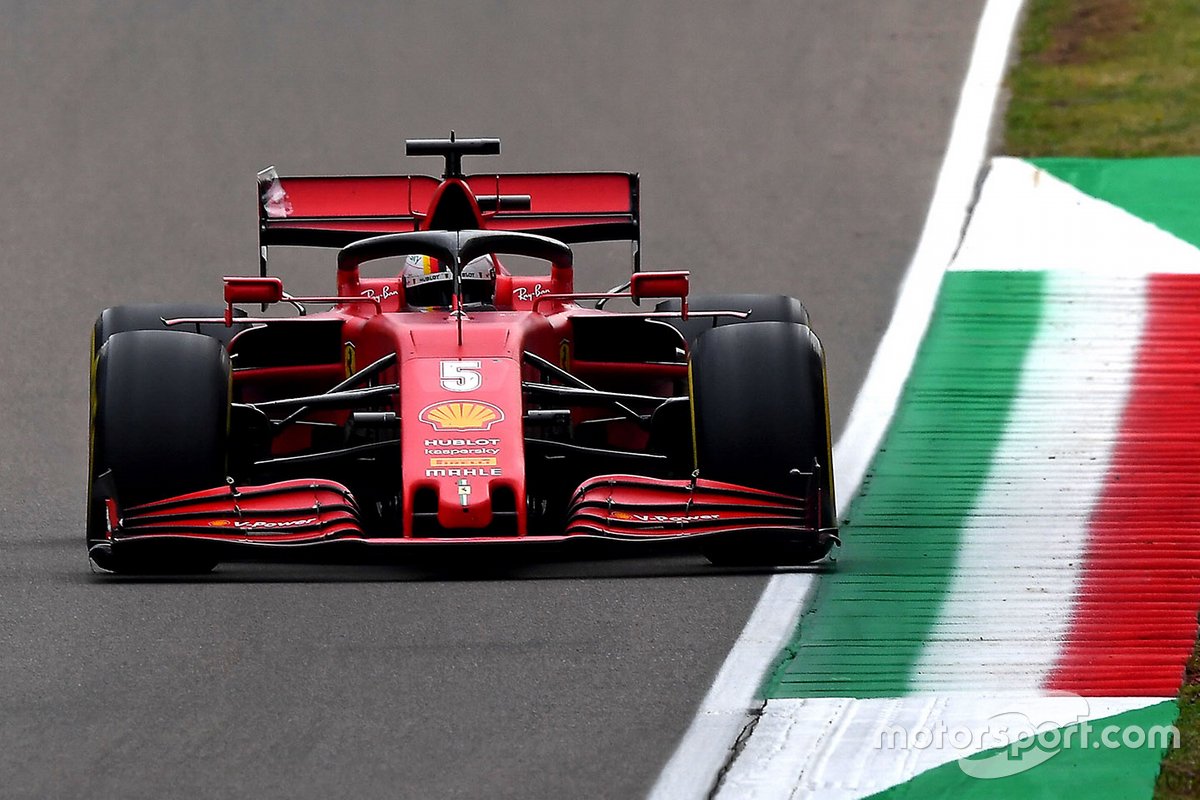 Себастьян Феттель за рулем Ferrari SF1000