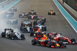 Nico Hulkenberg, Sahara Force India F1 VJM09 en Max Verstappen, Red Bull Racing RB12 bij de start va
