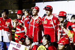 Sebastian Vettel, Ferrari, Kimi Raikkonen, Ferrari, F1 Fanzone sahnesinde