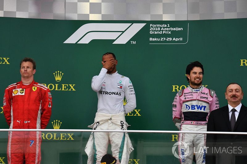 Кімі Райкконен, Ferrari, Льюїс Хемілтон, Mercedes-AMG F1 і Серхіо Перес, Force India на подіумі