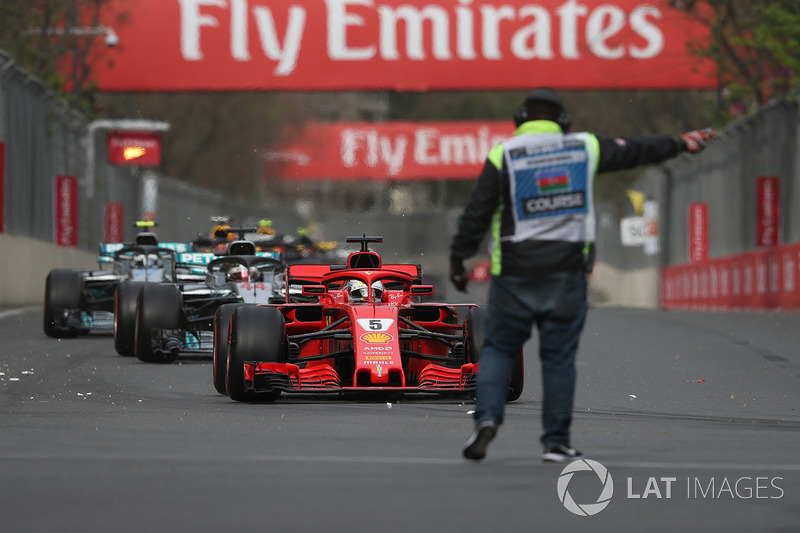 Себастьян Феттель, Ferrari SF71H, и маршал