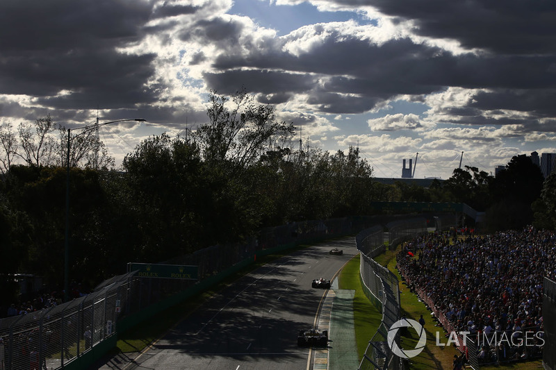 Fernando Alonso, McLaren MCL33 Renault, precede Max Verstappen, Red Bull Racing RB14 Tag Heuer